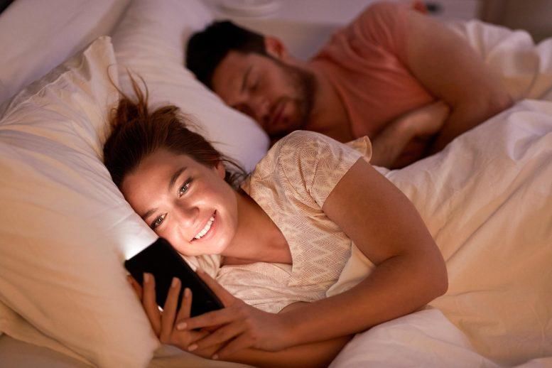 研究人员|睡前躺床上刷手机影响睡眠？权威杂志：这样做，并不会