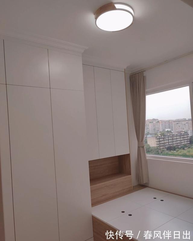 安装|极简原木风装修,不做吊顶和电视墙,全屋铺木地板,温馨又舒适