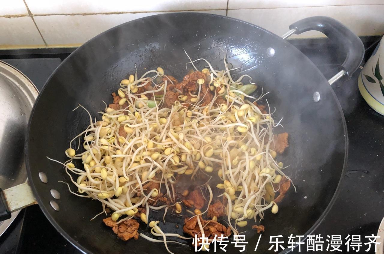 蒜苔|自制蒜台肉片焖面,做法简单,鲜美可口,大人孩子都爱吃