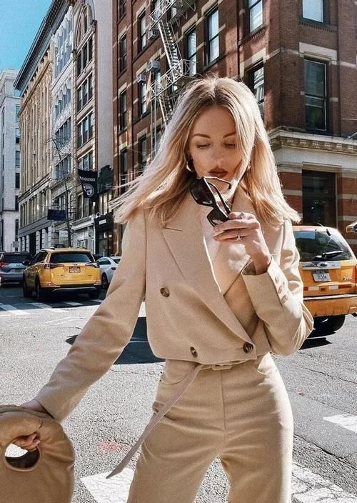 ?小黑裤不受宠了！今年最流行的裤子是“卡其裤”，谁穿谁好看！