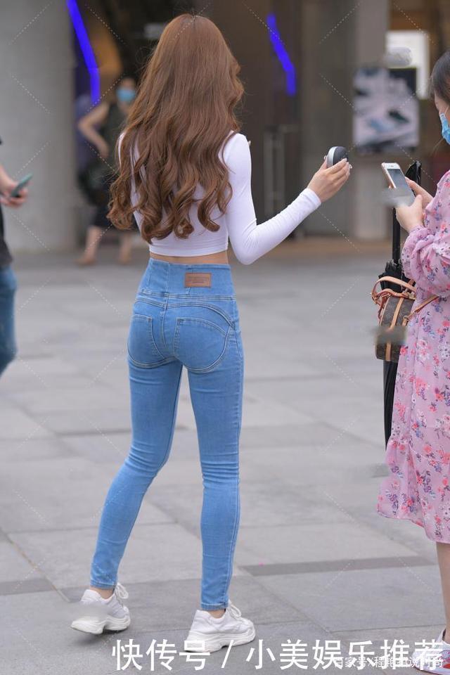 紧身衣|白色长袖搭配蓝色牛仔裤，清新甜美，青春活力十足