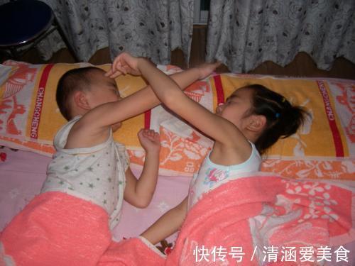 表弟|妈妈走开一会，姐姐就对弟弟“下狠手”，网友直呼：弟弟命真大