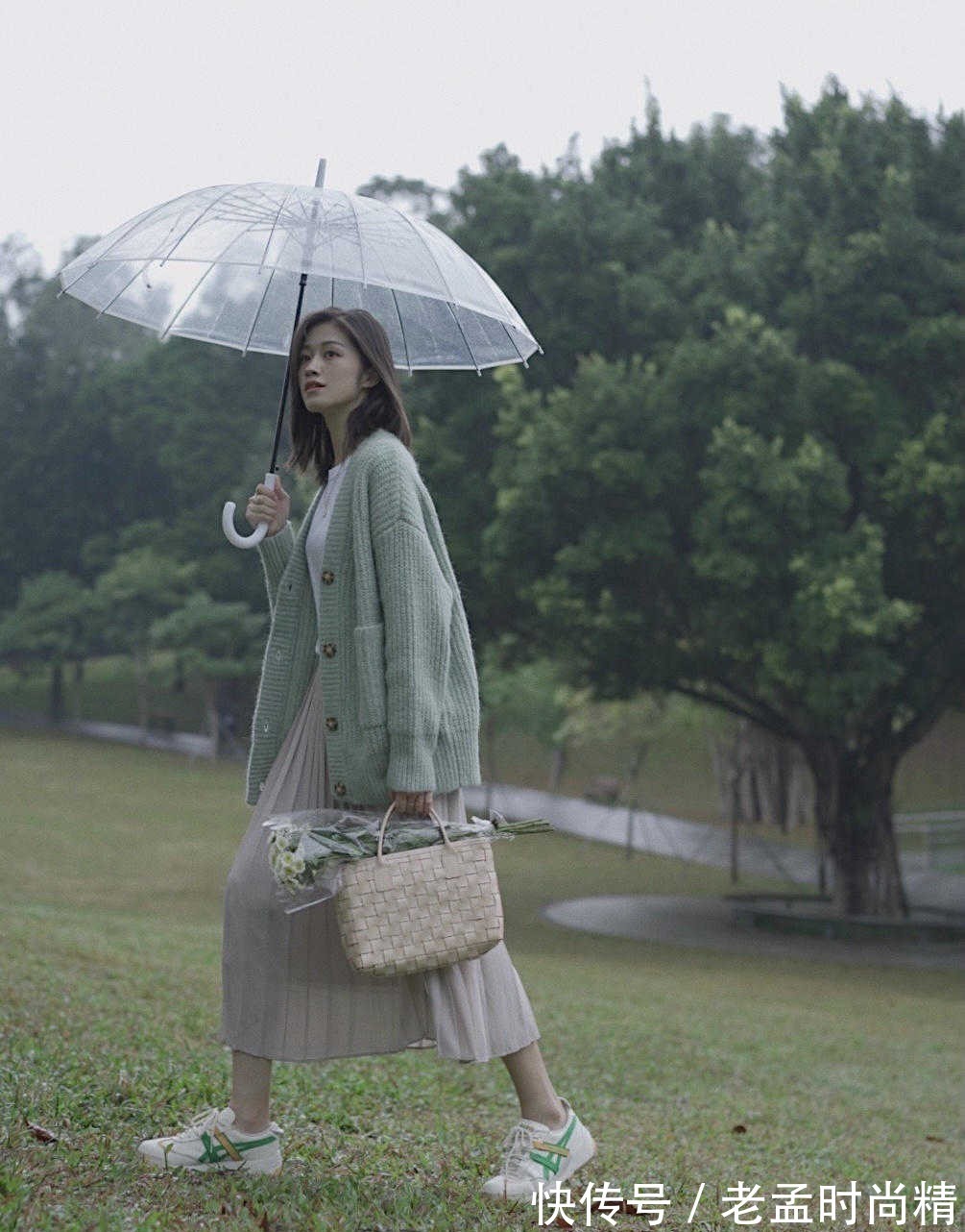 针织|街拍:25+小姐姐用一身青绿针织衫配百褶裙,诠释什么叫优雅温柔