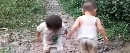 不了|两萌娃泥坑里释放天性,妈妈看到直接崩溃,这篓子亲爹也救不了