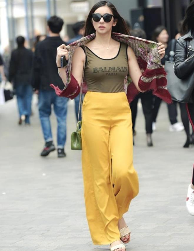 婀娜|气质清纯的小美女,阔腿裤搭配轻柔的上衣,身姿婀娜气质优雅不凡