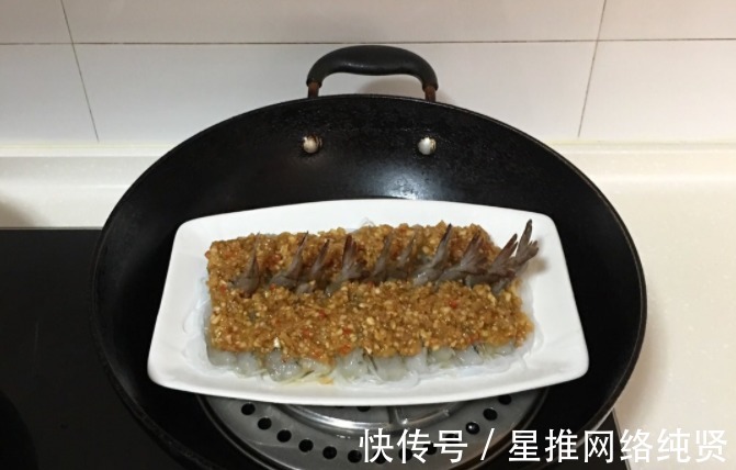 鸡汁|蒜蓉粉丝开背虾的家常做法，好看又好吃，小朋友吃得津津有味