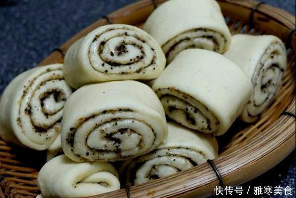  来点“特别”的花卷当早餐，皮上撒芝麻，放花生，满口留香