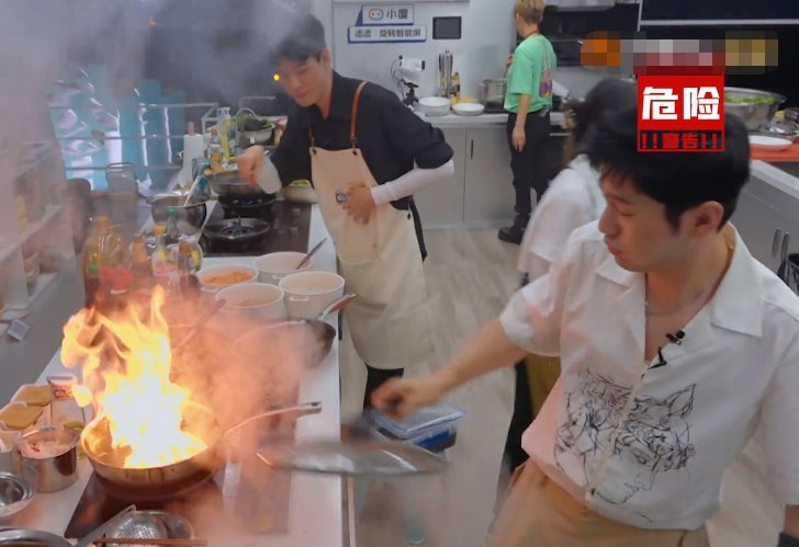 千万不能让黄晓明下厨,厨房都差点燃起来了,吓坏了周也!