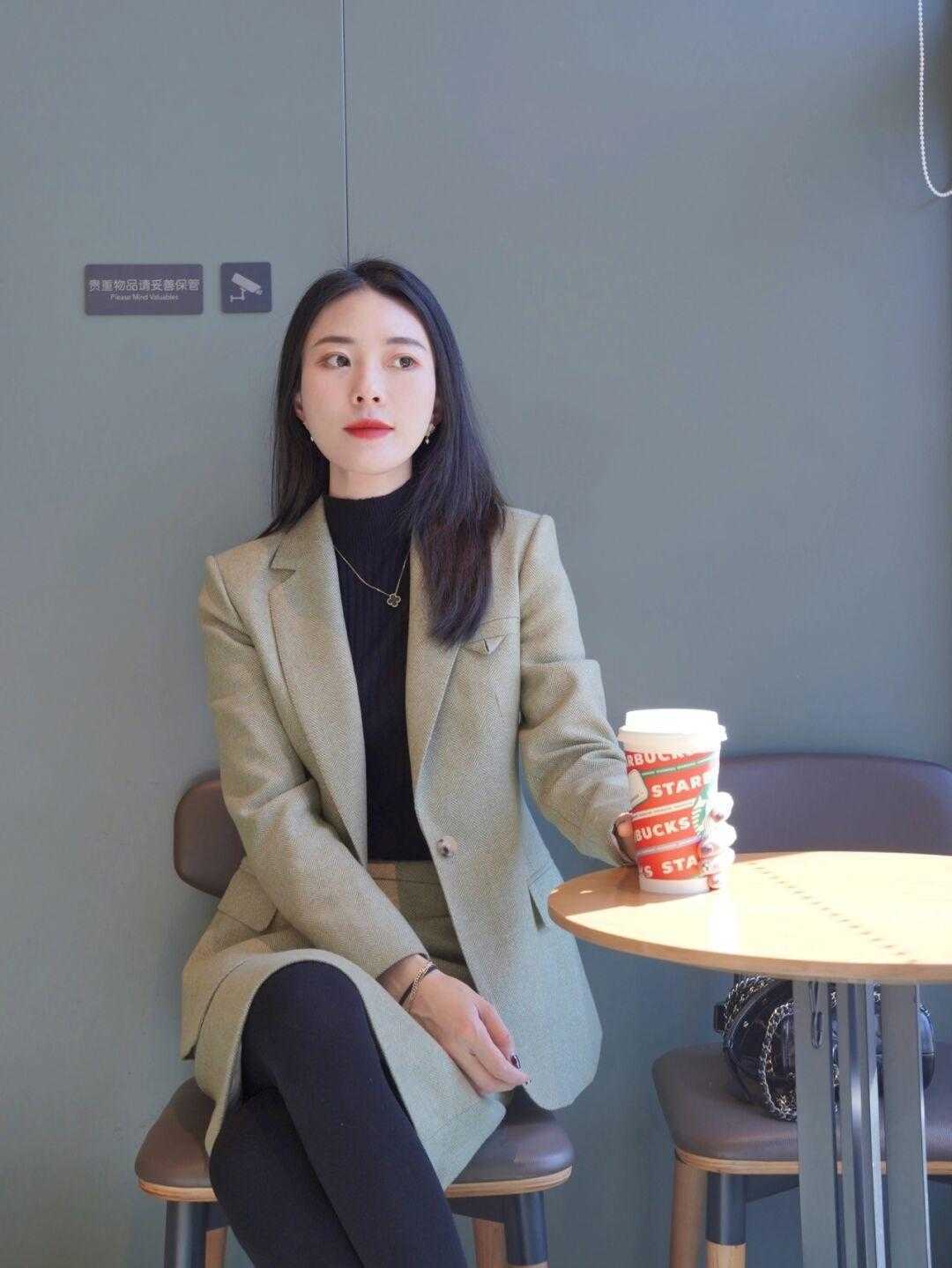 搭配|别再用西装配九分裤了!今年流行搭配小裙子,干练利落又不失温柔