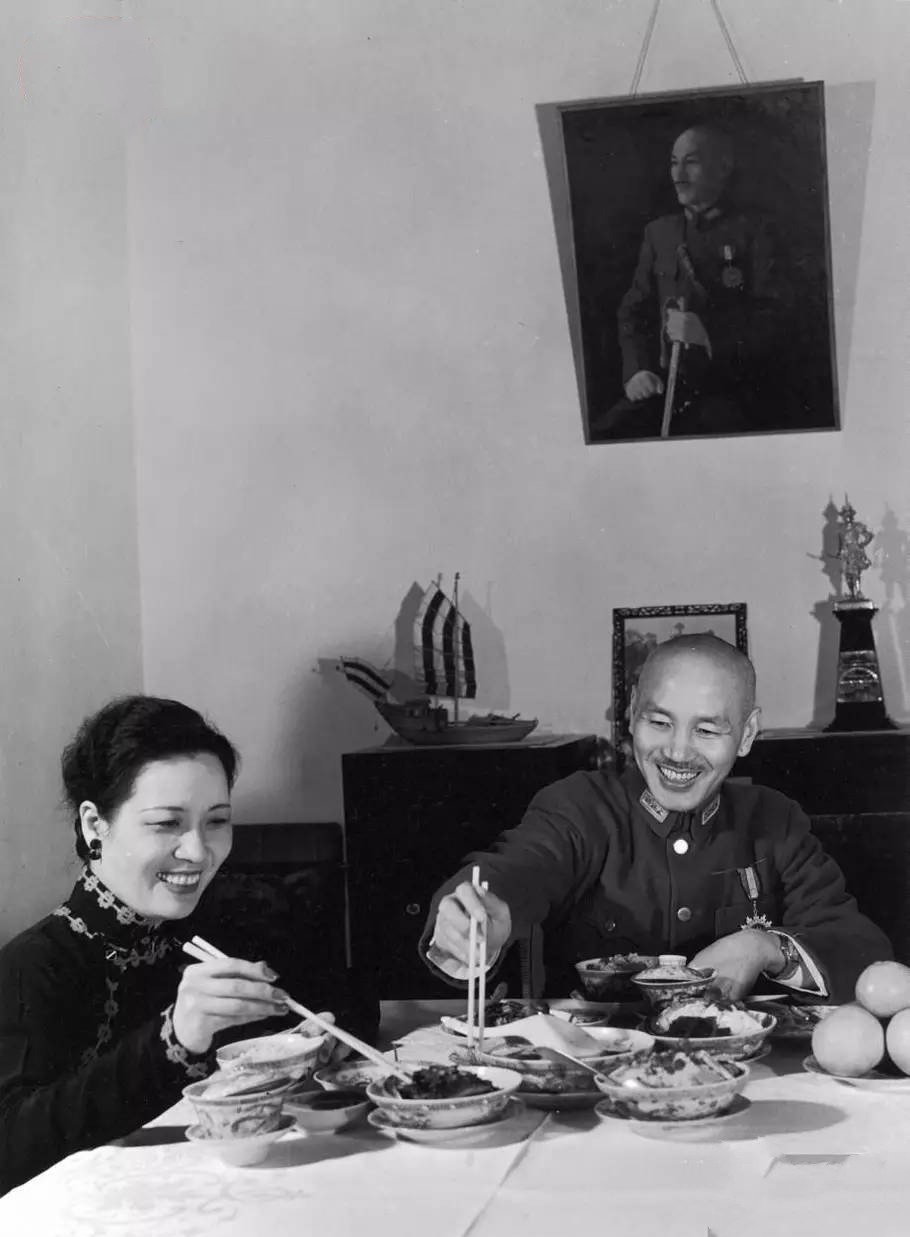 责骂|女婿上门来拜年,岳父当众责骂他没出息,后来女婿当上了军委主席