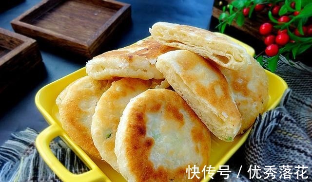平底锅版的葱香烧饼,外酥里软又多层,按照这方法操作,一次成功!