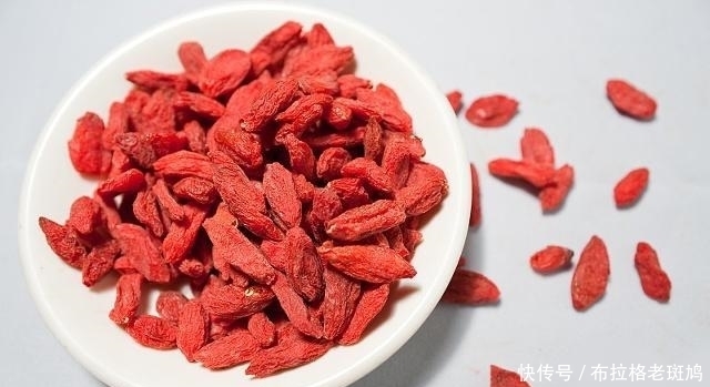 功效|男人想补肾,不妨常用3物泡水喝,肾脏可能悄悄变“年轻”