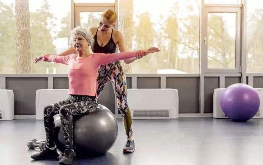 健身|70岁硬核奶奶3个月减脂28斤，凭马甲线上热搜！光彩照人的生命