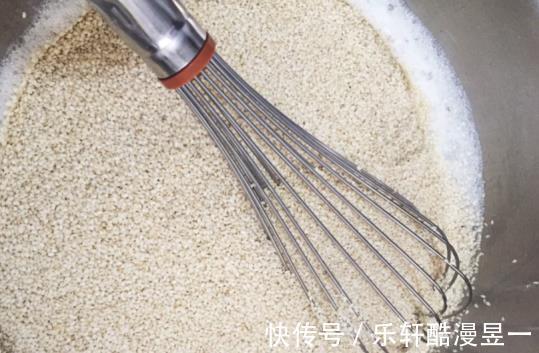 色拉油|不加黄油的饼干好吃吗自制芝麻薄脆,十分钟搞定一整盘!