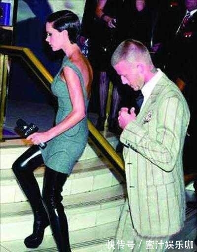 女王|贝嫂曾创造过“无跟鞋”，这次又穿“开洞裤”，女王时尚太大胆！