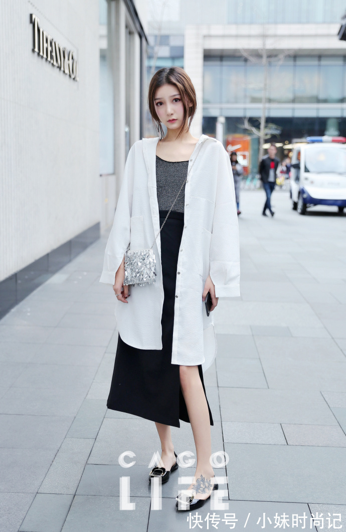 衬衫搭配|成都街拍,黑色长袖衬衫搭配橘色长裙,简约有型又有范!