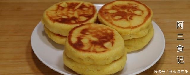 酥软|玉米面里加1袋酸奶,开水一烫,这样做百吃不厌,真是太香了!