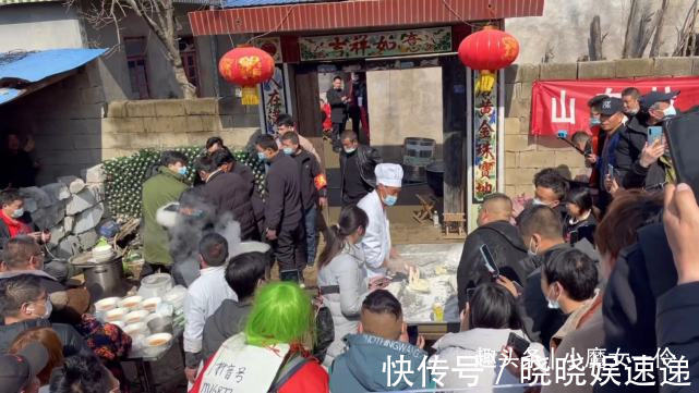 面對鏡頭|拉面哥簽門事件有了新線索被騙經(jīng)過疑點(diǎn)重重，到底是誰在說謊