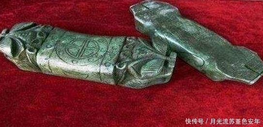 男子|男子地头干活挖出枕头, 找专家鉴定,专家鉴定以后不淡定了