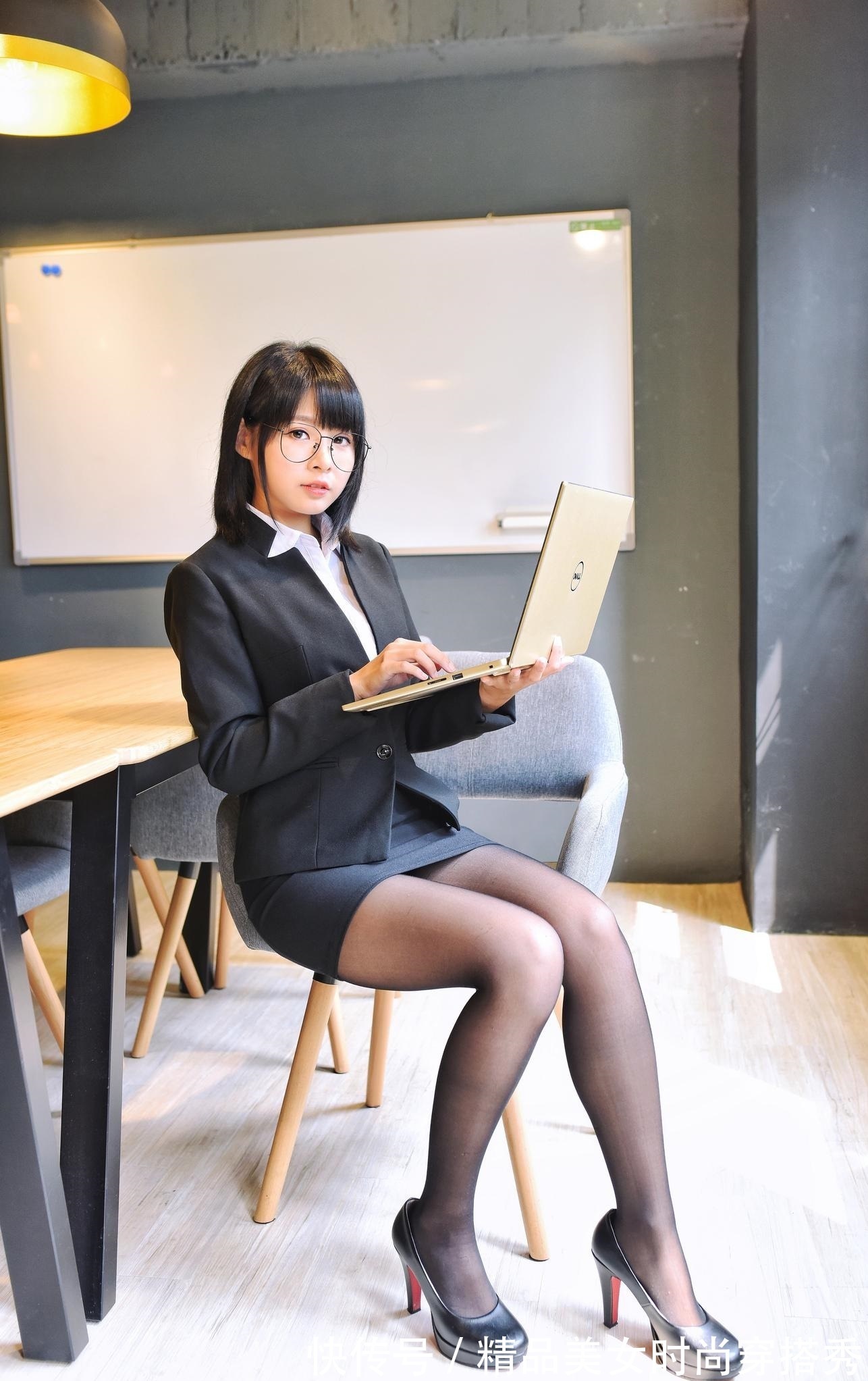 套裙 简约的白色衬衫,经典又干练,很是适合职场穿搭