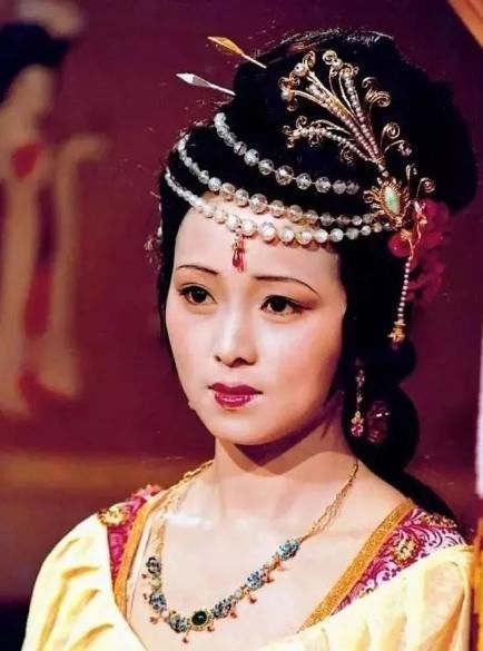 贾宝玉神游太虚境,为何要和秦可卿云雨你看曹雪芹是怎么写她的