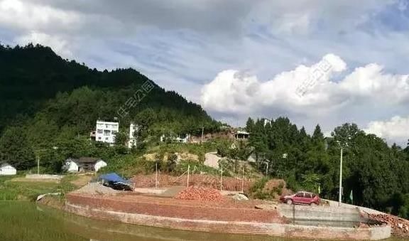 别墅|农村小伙竟花34万在人烟稀少的地方建别墅，为了啥？