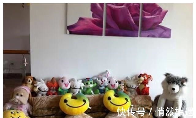 沙滩椅|晒晒孙杨住的豪宅,面积大得过分,餐桌上也都摆满了菜