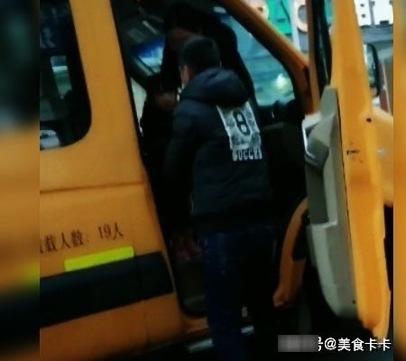 妹妹放学从不让哥哥抱，这次意外了，可把哥哥高兴坏了