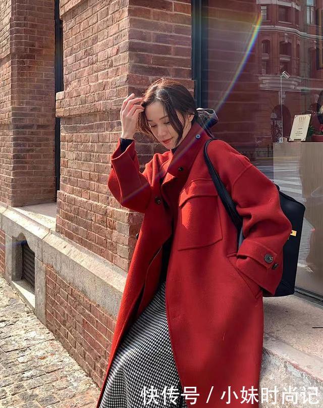 新年必备的红色大衣配什么下装? 今年流行这样搭配, 洋气时髦!