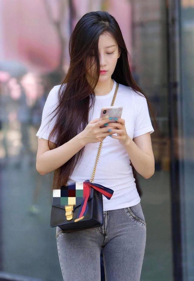 纯白色修身T恤搭配紧身牛仔裤，简单大方又不失优雅，显高又显瘦