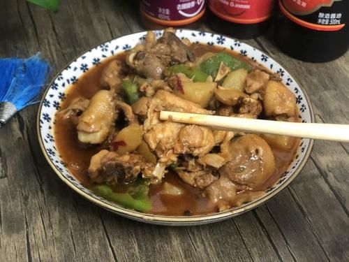 大盘鸡这么做才正宗，鸡肉爽滑麻辣，土豆软糯甜润，4斤肉不够吃