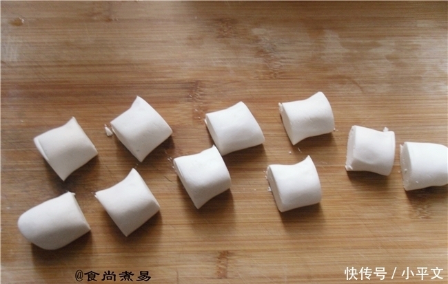 此款糯米小吃,软软糯糯香甜可口,嚼起来会弹牙,做法超简单