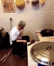 |搞笑GIF：接女朋友下班，走两个小时候了，还没有到家