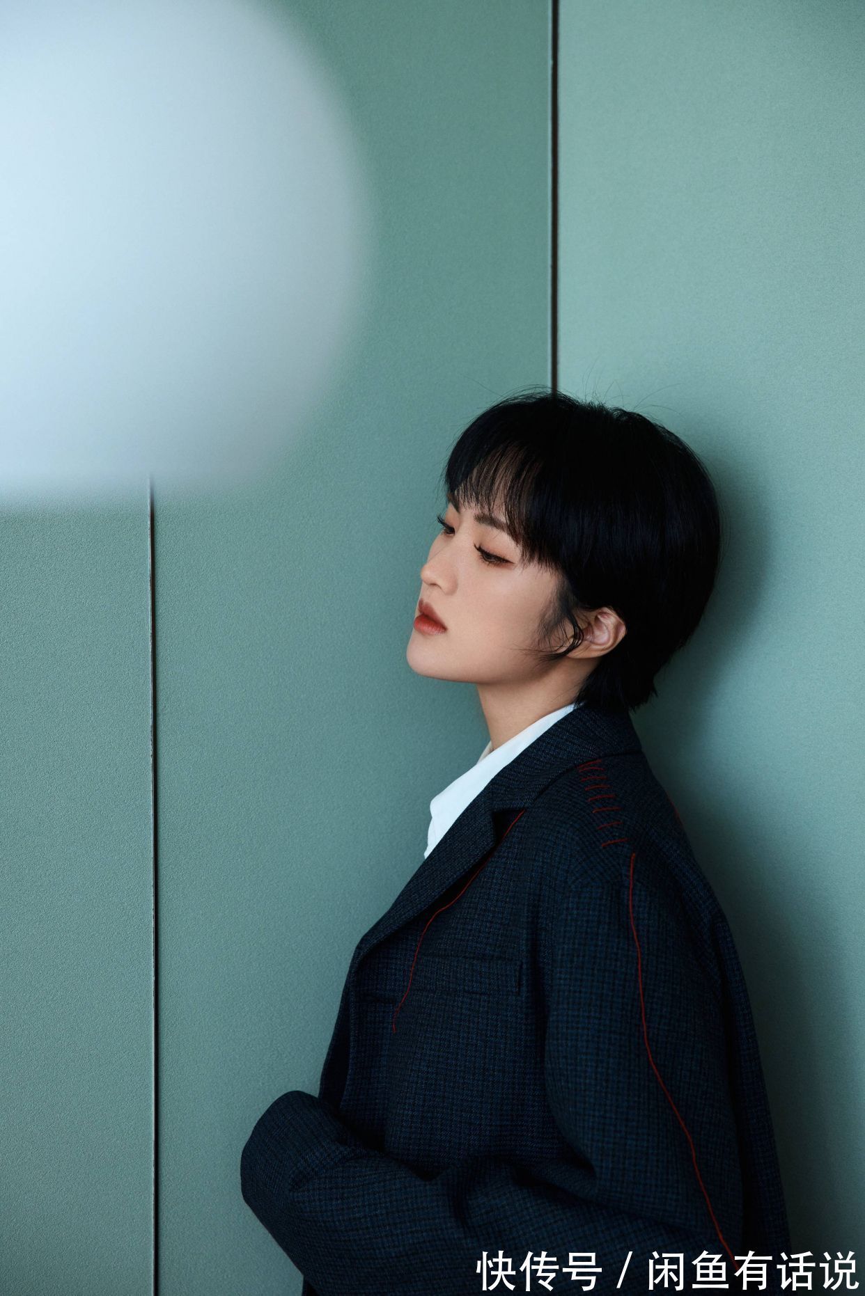 气质感|姚安娜改变风格,穿一身男士西装配利落短发,富家千金变职场精英