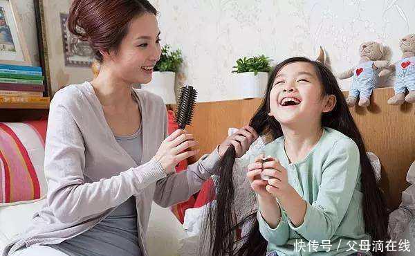 财富|宝妈带娃坐地铁,暖心动作避免弄脏别人:有素质家长是孩子的财富