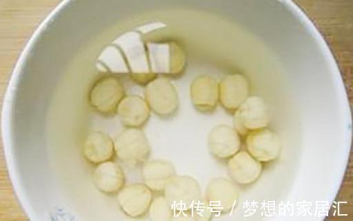 银耳莲子百合汤|秋天要常喝这道汤,女人每天喝一碗,滋补养颜,玩着手机就能做好