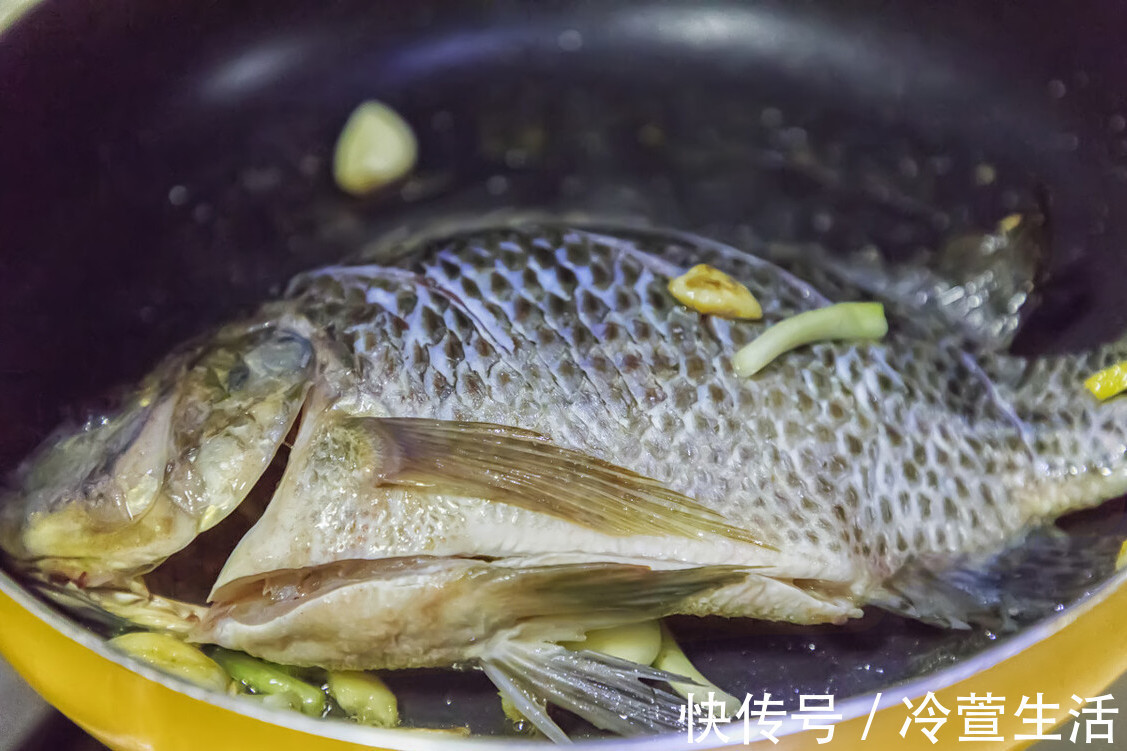 诀窍|煎鱼别再直接下油锅了,牢记3个诀窍,不粘锅不破皮更鲜美