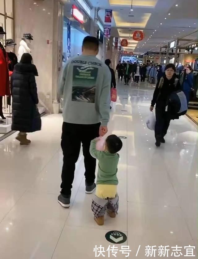 爸爸带儿子逛商场,儿子的“独特”装扮回头率超高,网友活着就好
