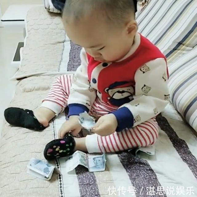 宝宝|妈妈将钱放在沙发上,宝宝接下来的动作,彻底出卖了爸爸