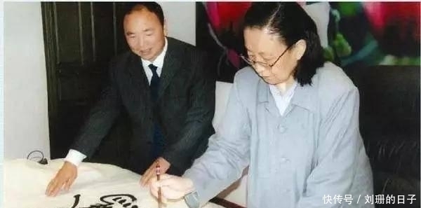 气度|李讷书法欣赏气度不凡,字里藏着父亲的风骨,真正的书法大师