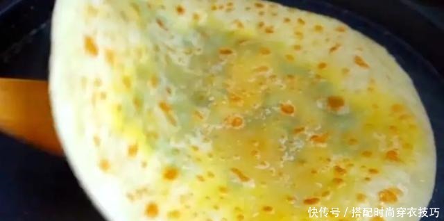 鸡蛋灌饼最简单的做法,学会这个小技巧,保证个个鼓大泡