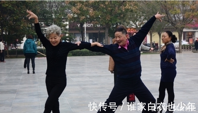 大爷|跳了一年交谊舞，68岁大爷哭诉：退休金一万都不够，天天吃泡面