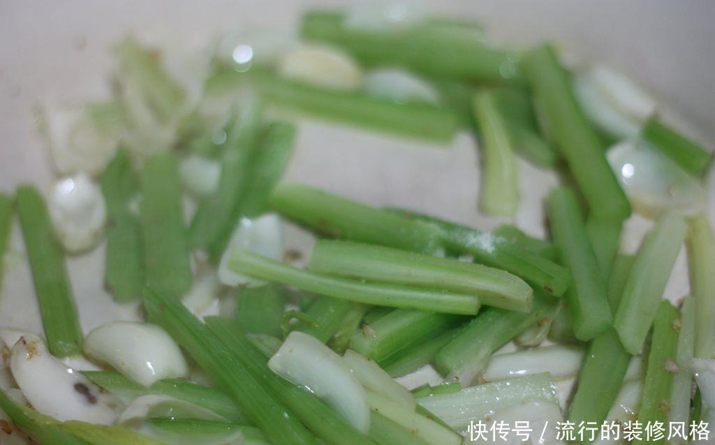 小炒|家常小炒:西芹百合炒虾仁,清心安神,清淡可口营养丰富,好吃!