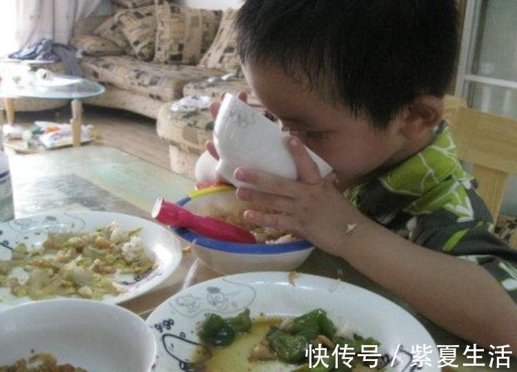 孩子饭量大却不见长高?可能是吃了4种“饭”,许多家长在做