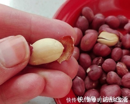 花生米不用炒，用盐水泡一泡，比炒的好吃，鲜香酥脆，越吃越过瘾