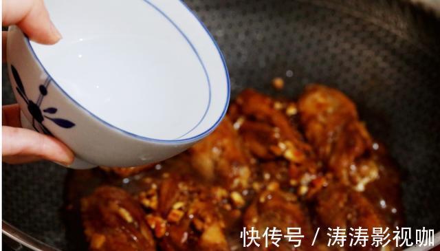 蒜香鸡翅的家常做法,外焦里嫩的,看着就香