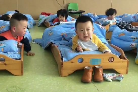 杠精|两位“杠精萌娃”幼儿园吵架走红,红衣萌娃嘿呀,好气啊!