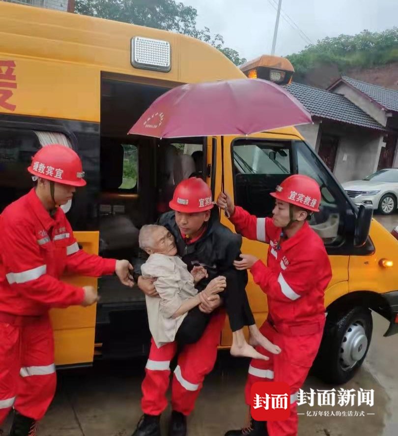 救援人员|6级地震后 他们又背又抱 帮助九旬老人母子脱离险境