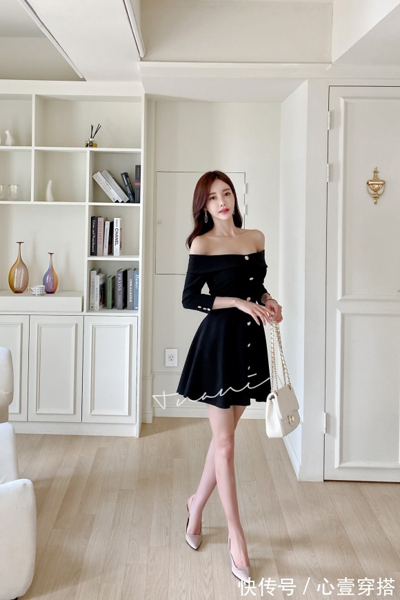 搭配|女神孙允珠时尚搭配:黑鸦幻魅竖扣抹胸哥特连衣裙