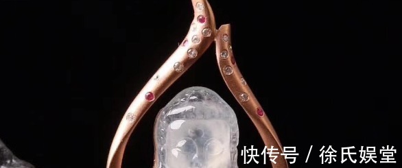 女生们@很多人喜欢耀眼的翡翠手镯,可是不知道应该怎么去挑选,来告诉你!